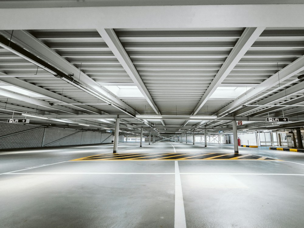 Modernes Parkhaus von außen (Symbolbild)