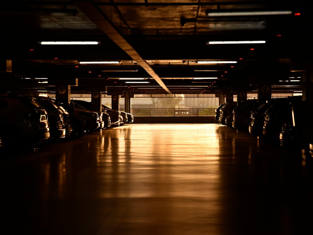 Parkhaus mit Autos in warmem Licht (Symbolbild)