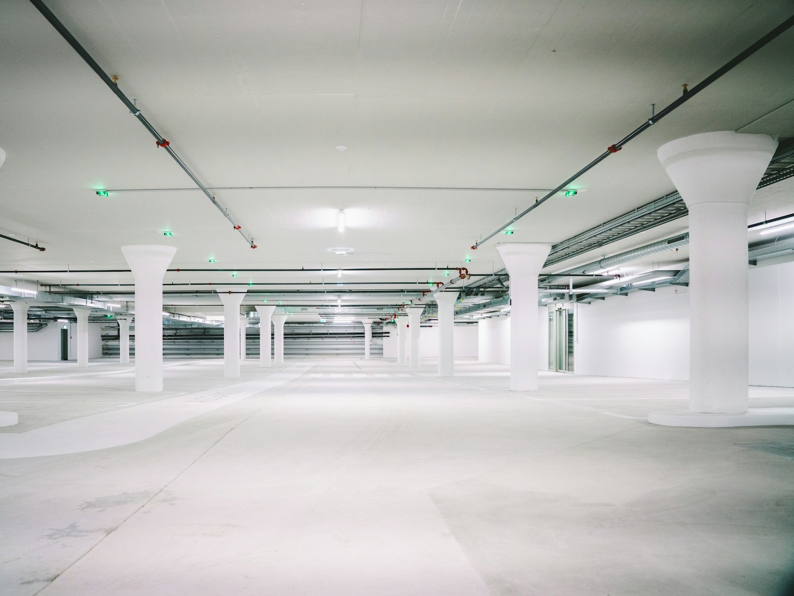 Saubere, überdachte Parkebene mit hellen Säulen (Symbolbild)