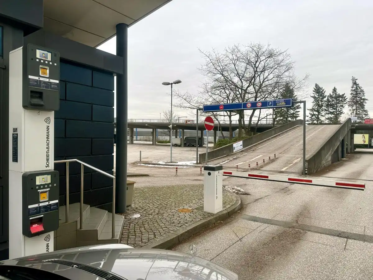 Hansa-Parking Hamburg - Einfahrt zum Gelände
